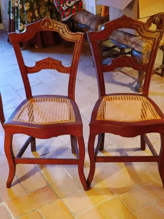 Sillas antiguas de madera con rejilla