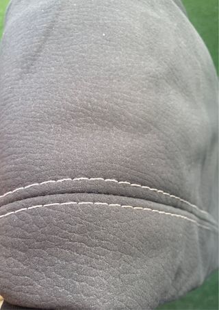 Sofá elegante gris oscuro