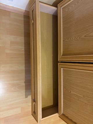 Armario de madera 2 puertas + módulo superior