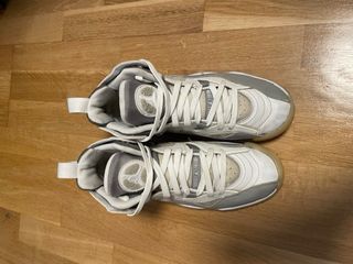 Zapatillas Jordan Gris y Blanco