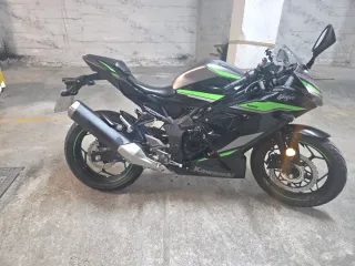 Kawasaki Ninja Sportbike Negra y Verde
