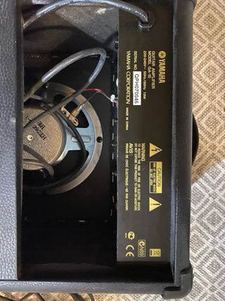 Guitarra Eléctrica Negra + Amplificador Yamaha