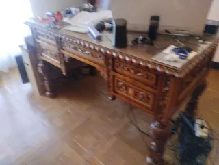 Escritorio de madera tallada con tapa de cristal