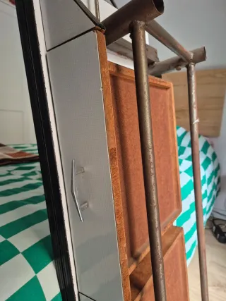 Conjunto mesa, taburete y silla Formica.