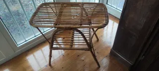 Mesa auxiliar de mimbre