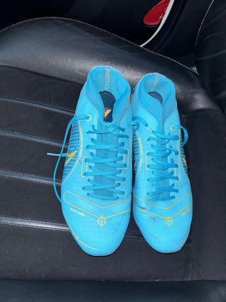 Zapatillas de fútbol Nike azules y amarillas