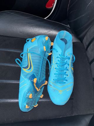 Zapatillas de fútbol Nike azules y amarillas