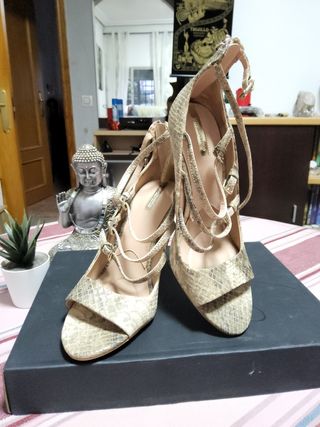 Tacones Stradivarius Beige y Dorado