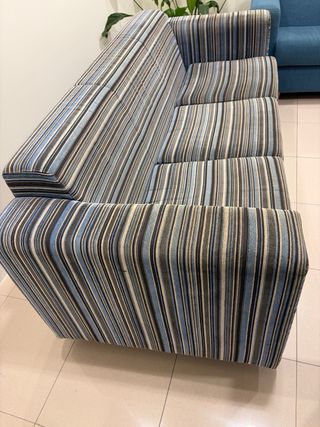 Sofá de tela a rayas