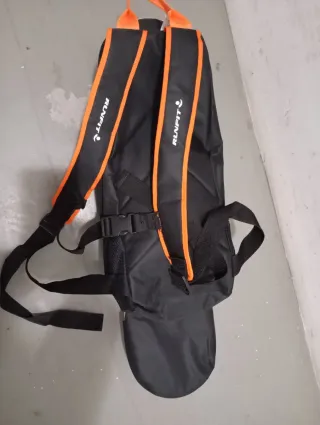 Monopatín con mochila