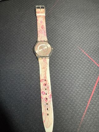 Reloj Swatch floral beige y rosa