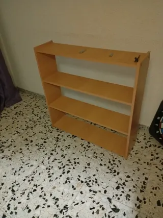 Estantería de madera clara