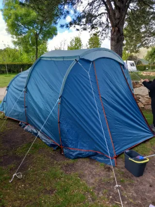Tienda de campaña azul y naranja