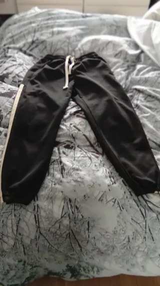 Pantalón chándal negro con raya lateral