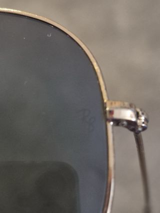 Gafas de sol Ray-Ban Aviator dorada y funda.