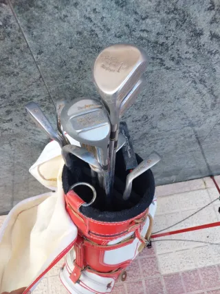Bolsa de golf con palos y reposa palos