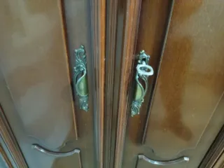 Armario de madera clásico