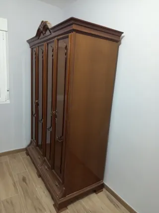 Armario de madera clásico