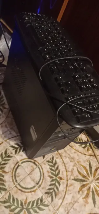 Torre de Ordenador Negra