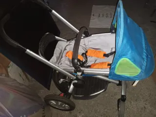 Carrito de bebé azul