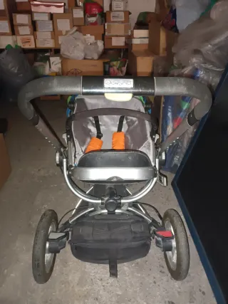 Carrito de bebé azul