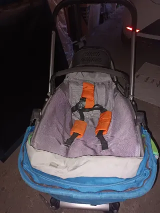 Carrito de bebé azul