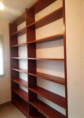 Mesa de roble con cajoneras, estantería de regalo