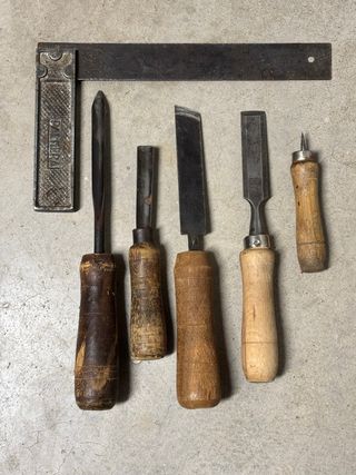 Juego de formones, cinceles y escuadra