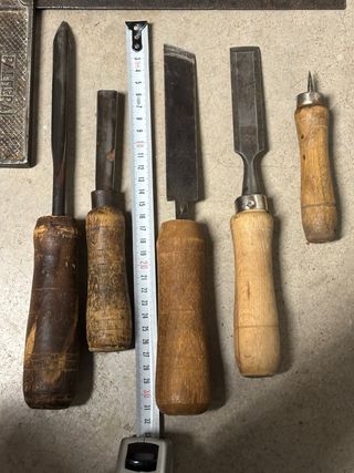 Juego de formones, cinceles y escuadra