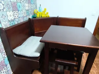 Conjunto banco esquinero, mesa y banquetas