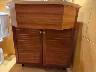 Mueble de baño con espejo de madera