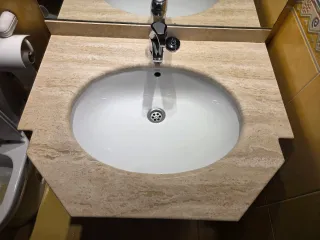 Mueble de baño con espejo de madera