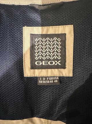 Cazadora Geox Beige Hombre. Tiene capucha oculta