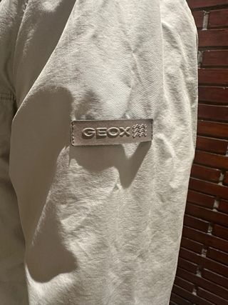Cazadora Geox Beige Hombre. Tiene capucha oculta