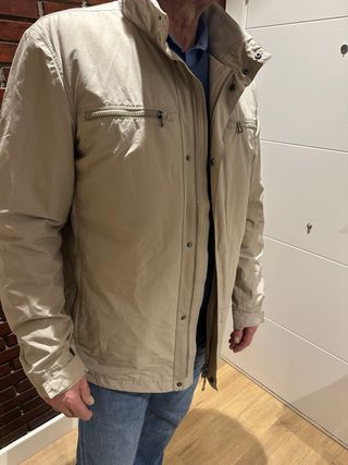 Cazadora Geox Beige Hombre. Tiene capucha oculta