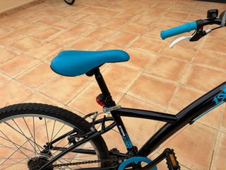 Bicicleta junior negra y azul 24 pulgadas B-Twin