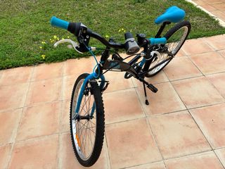 Bicicleta junior negra y azul 24 pulgadas B-Twin