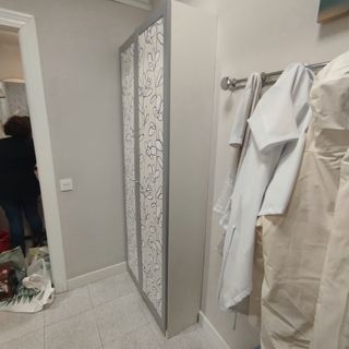 Armario blanco puertas grises decoradas