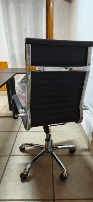 Escritorio con cajonera y silla