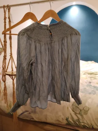 Blusa fluida azulada con cuello y fruncido