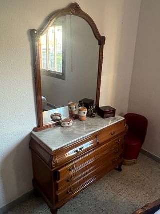Cómoda de madera y mármol con espejo