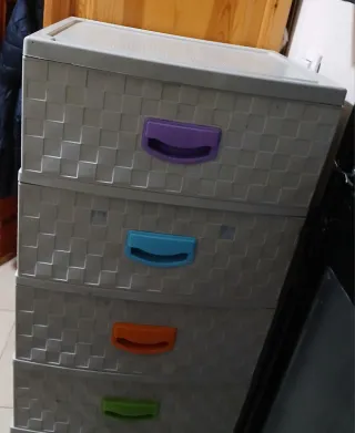 Armario de plástico con cajones de colores