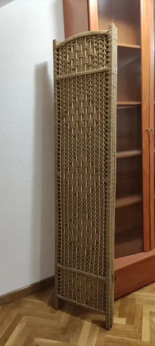 Biombo de madera trenzada