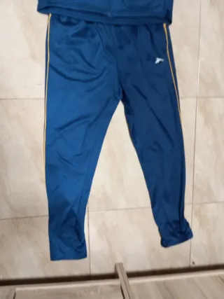 Chándal deportivo azul y amarillo