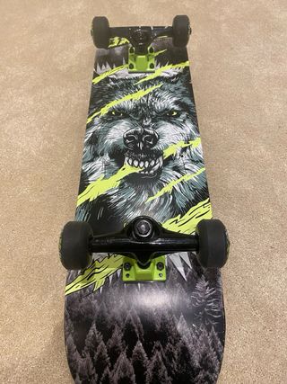 Monopatín con diseño de lobo