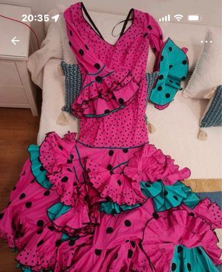 Traje de flamenca rosa con lunares negros
