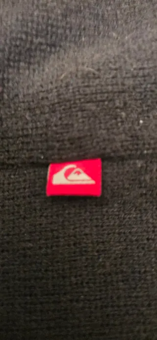 Gorro negro con pompón y detalles morados