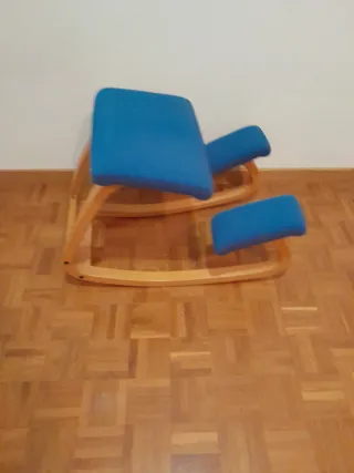 Silla ergonómica azul y madera