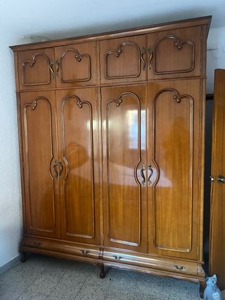 Armario grande de madera. Se viene a recoger