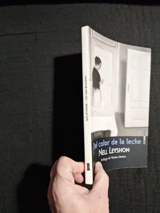Nell Leyshon. Del color de la leche